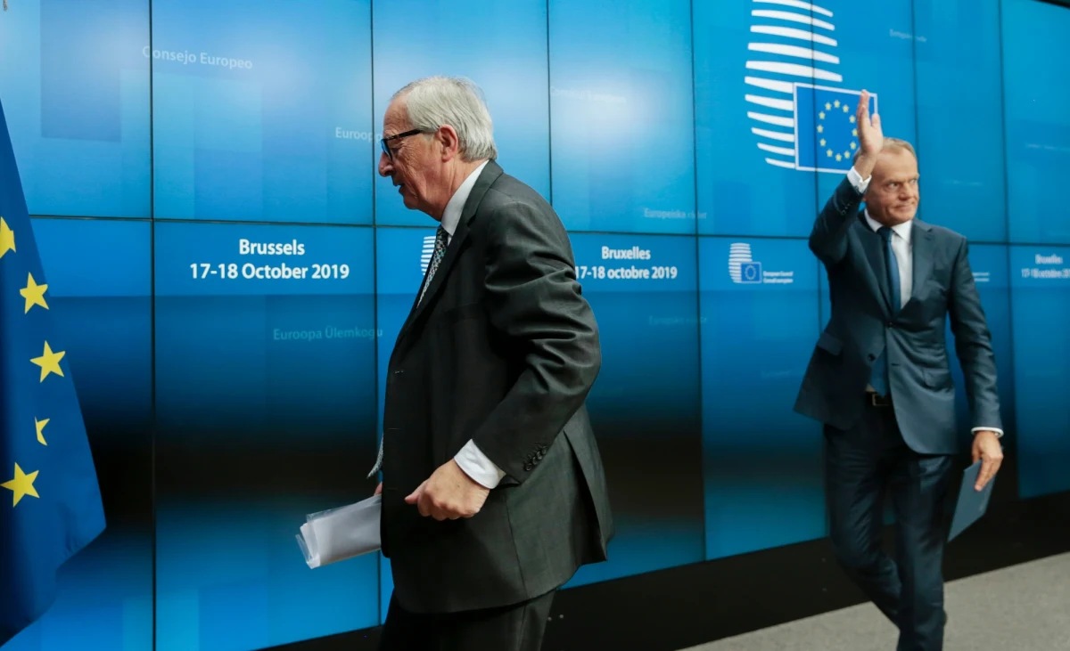 Przewodniczący Rady Europejskiej Donald Tusk i szef Komisji Europejskiej Jean-Claude Juncker pożegnali się na konferencji prasowej po szczycie unijnym w Brukseli z przywódcami i dziennikarzami. "Zakładam, że jest to moja ostatnia Rada Europejska" - powiedział Tusk.