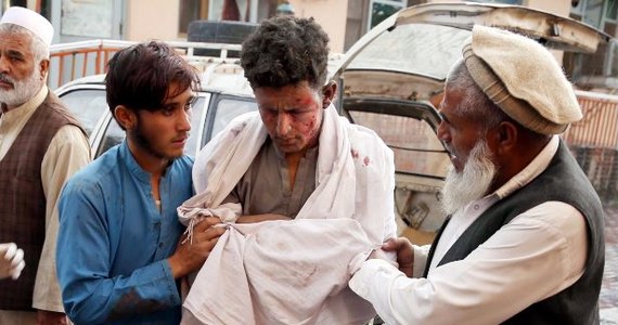 Co najmniej 62 osoby zginęły w ataku na meczet w afgańskiej prowincji Nangarhar podczas modłów, a ponad 100 osób jest rannych. Bilans ofiar może być większy.