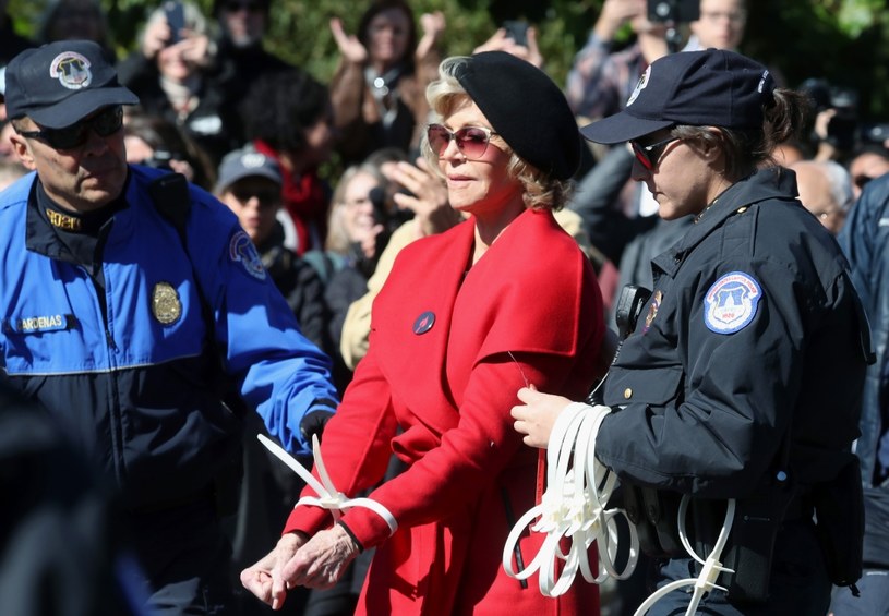 Jane Fonda została w piątek po raz drugi zatrzymana w Waszyngtonie za udział w proteście klimatycznym. Aktorka powiedziała AP, że w jej wieku aresztowanie sprawia kłopot, bo mając ręce w kajdankach trudno jest wsiąść do policyjnego samochodu.