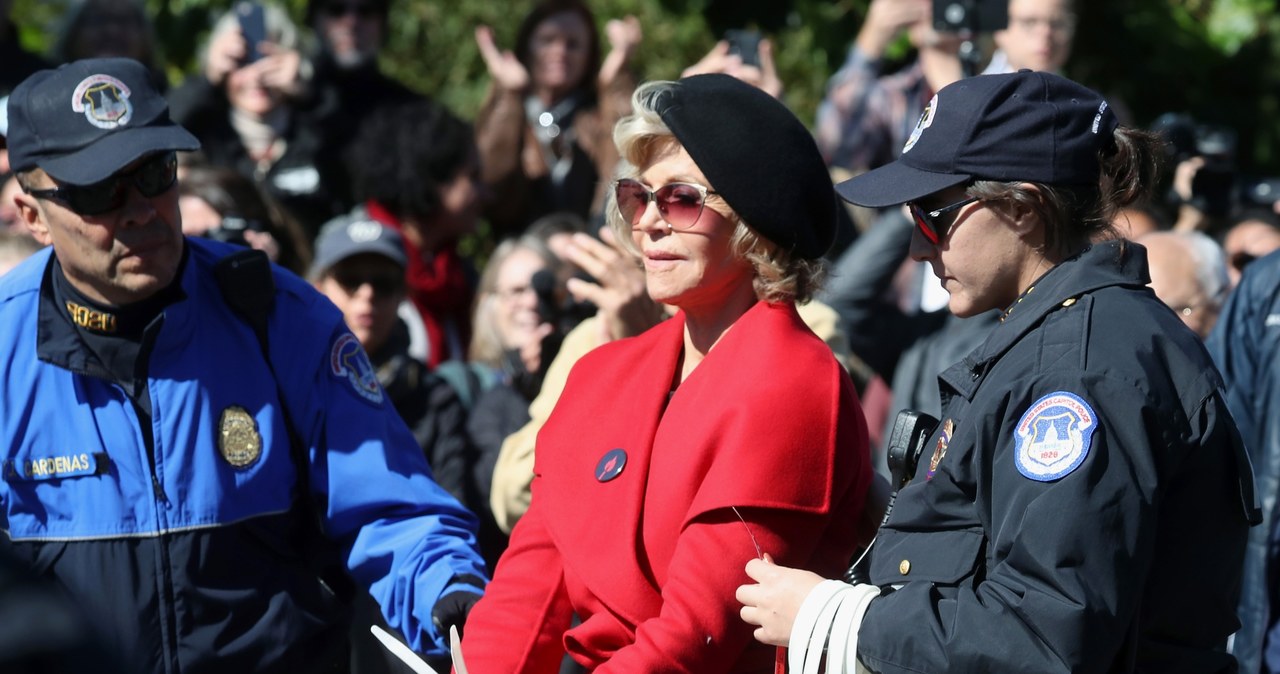 Jane Fonda została w piątek po raz drugi zatrzymana w Waszyngtonie za udział w proteście klimatycznym. Aktorka powiedziała AP, że w jej wieku aresztowanie sprawia kłopot, bo mając ręce w kajdankach trudno jest wsiąść do policyjnego samochodu.