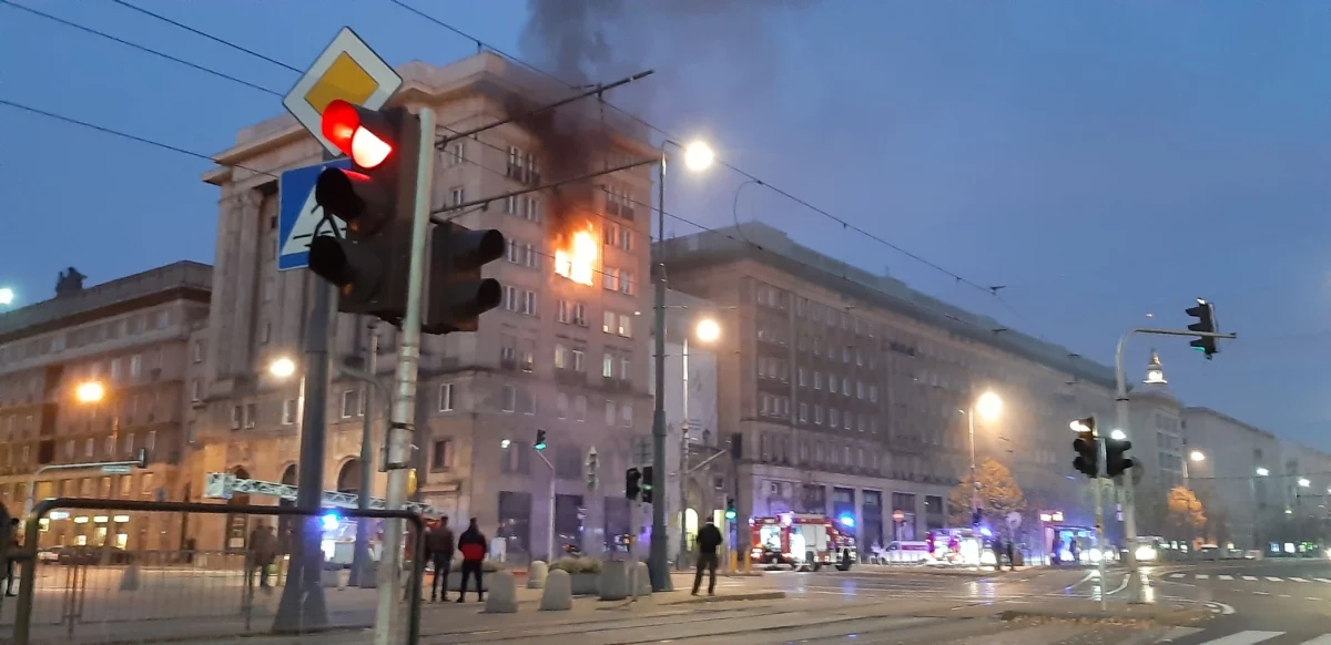 Trzy osoby zostały poszkodowane w pożarze kamienicy przy ulicy Marszałkowskiej, w rejonie placu Konstytucji w Warszawie. Ogień wybuchł w sobotę rano w jednym z mieszkań. Informację dostaliśmy na Gorącą Linię RMF FM. 
