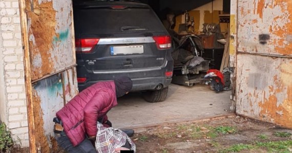 Siedmiu mężczyzn zostało zatrzymanych na Mazowszu i Podlasiu w wyniku działań prowadzonych przez stołecznych policjantów do walki z przestępczością samochodową. Zlikwidowano dwie "dziuple" i odzyskano pojazdy o łącznej wartości 1 mln 100 tys. zł - podała w sobotę policja.