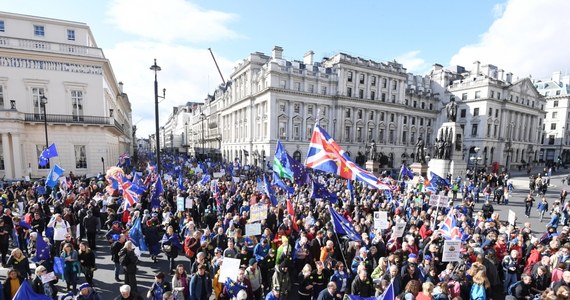 Kilkadziesiąt tysięcy osób bierze udział w demonstracji w centrum Londynu. Uczestnicy protestu domagają się, by uzgodnione z Unią Europejską porozumienie w sprawie warunków brexitu poddać pod głosowanie w referendum. 