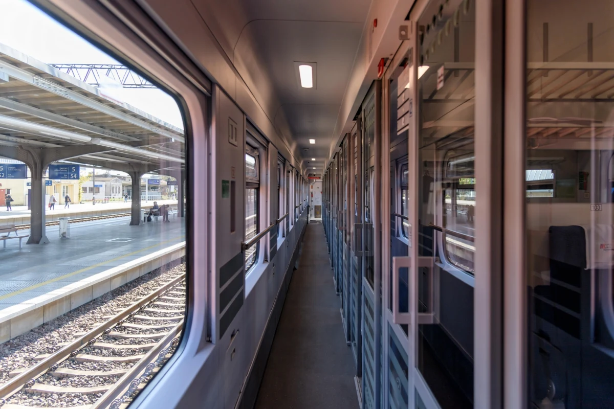 W nocy z soboty na niedzielę w życie wejdzie ostatnia w tym roku korekta rozkładu PKP. Pociągi wracają na ważną trasę w województwie warmińsko-mazurskim Szczytno - Pisz. Łatwiej będzie można podróżować także z Warszawy do wschodniej Polski. Dodatkowo, od niedzieli na zmodernizowaną trasę wyjadą pierwsze składy, które połączą stolicę z Puławami. 