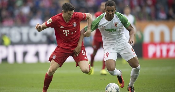 Robert Lewandowski zdobył dwunastą bramkę w sezonie piłkarskiej Bundesligi, a jego Bayern Monachium zremisował na wyjeździe w 8. kolejce z Augsburgiem 2:2, tracąc gola w końcówce meczu.