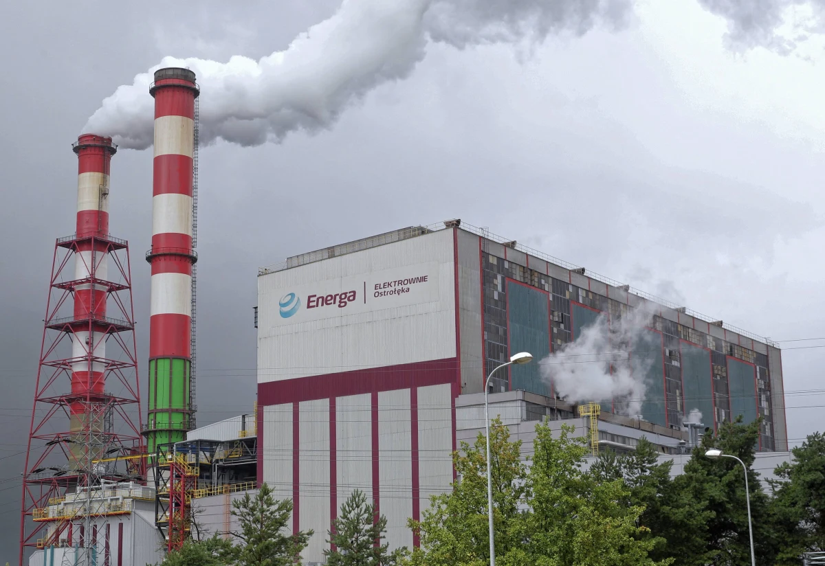 Grupa Energa poinformowała, że w elektrowni w Ostrołęce doszło do rozszczelnienia chłodnicy oleju uszczelniającego Turbozespołu nr 1. Olej turbinowy dostał się do wody chłodzącej, a później część trafiła do Narwi. Strażacy przewidują, że do jutra substancja zostanie usunięta z rzeki. 
