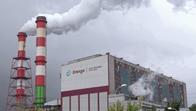 Wyciek oleju z elektrowni w Ostrołęce. Do jutra substancja ma zostać usunięta z rzeki