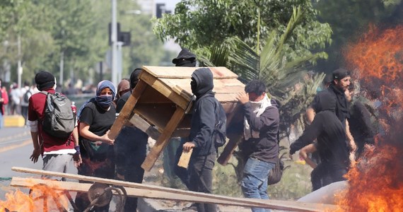 Trzy osoby zginęły w pożarze supermarketu w Santiago. Według lokalnych, władz sklep został splądrowany przez protestujących, którzy wyszli na ulice po tym jak ogłoszono podwyżki cen biletów na metro. 