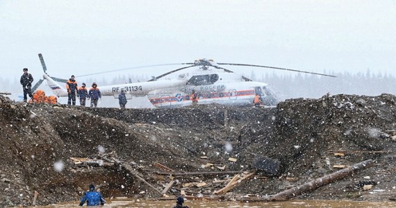 Odnalazła się w niedzielę jedna osoba z sześciu zaginionych poprzedniego dnia w wyniku przerwania tamy na terenie kopalni złota w Kraju Krasnojarskim na Syberii - podała policja. Łącznie w katastrofie zginęło 15 osób, pięć zaginęło bez wieści.