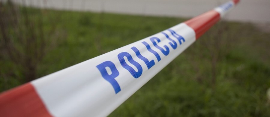 Policja i prokuratura badają okoliczności śmierci 36-letniej kobiety oraz 31-letniego mężczyzny, których ciała znaleziono dziś w domu przy ul. Przędzalnianej w Łodzi. Na razie nie wiadomo, w jakich okolicznościach zginęli. 
