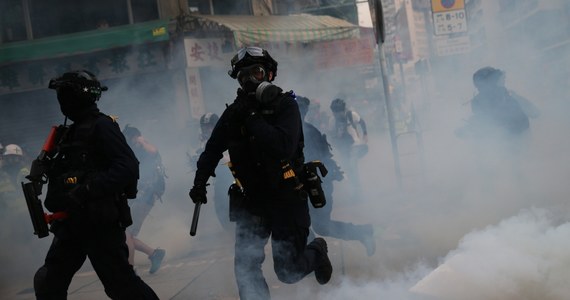 Podczas niedzielnej wielotysięcznej demonstracji w Hongkongu doszło do starć protestujących z policją. Radykalni demonstranci rzucali w stronę policjantów koktajlami Mołotowa, funkcjonariusze odpowiedzieli gazem łzawiącym. Nie ma informacji o rannych.