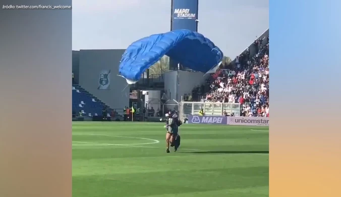 Niecodzienna sytuacja podczas meczu Serie A. Na murawie wylądował spadochroniarz. Wideo