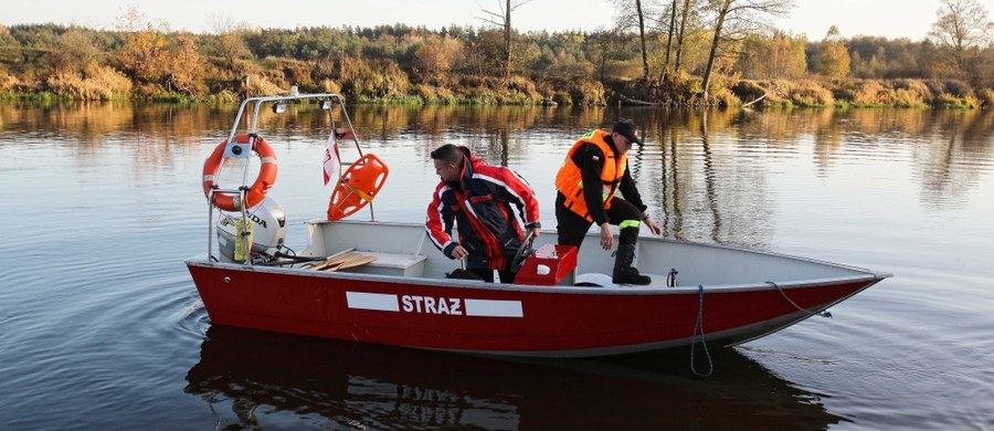 Strażacy usunęli cały olej, który wyciekł z elektrowni w Ostrołęce do Narwi. Rzeka była zanieczyszczona na odcinku 35 kilometrów. 