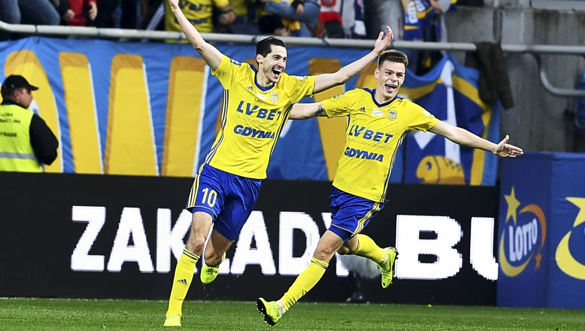 Arka Gdynia, dzięki bramce Marko Vejinovica w 10. minucie doliczonego przez sędziego czasu gry, zremisowała w derbach Trójmiasta z Lechią Gdańsk 2:2, a Górnik Zabrze z ŁKS Łódź 1:1 w niedzielnych meczach 12. kolejki piłkarskiej ekstraklasy.