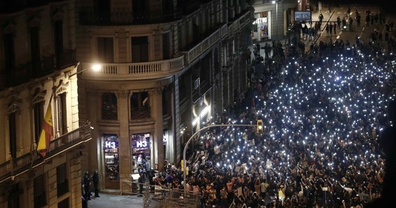 Po siedmiu dniach zamieszek w Katalonii w trakcie protestów zatrzymano łącznie 104 osoby, z których 28 zostały tymczasowo aresztowane - oszacował w niedzielę wieczorem MSW Hiszpanii. Niedziela była najspokojniejszym dniem w Katalonii od rozpoczęcia protestów.