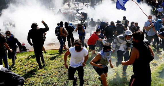 Do 7 wzrosła liczba ofiar śmiertelnych protestów w Chile, które były kontynuowane w nocy z niedzieli na poniedziałek, mimo godziny policyjnej obowiązującej od 19 wieczorem do 6 nad ranem. Prezydent Sebastian Pinera oświadczył, że "w kraju toczy się wojna". 