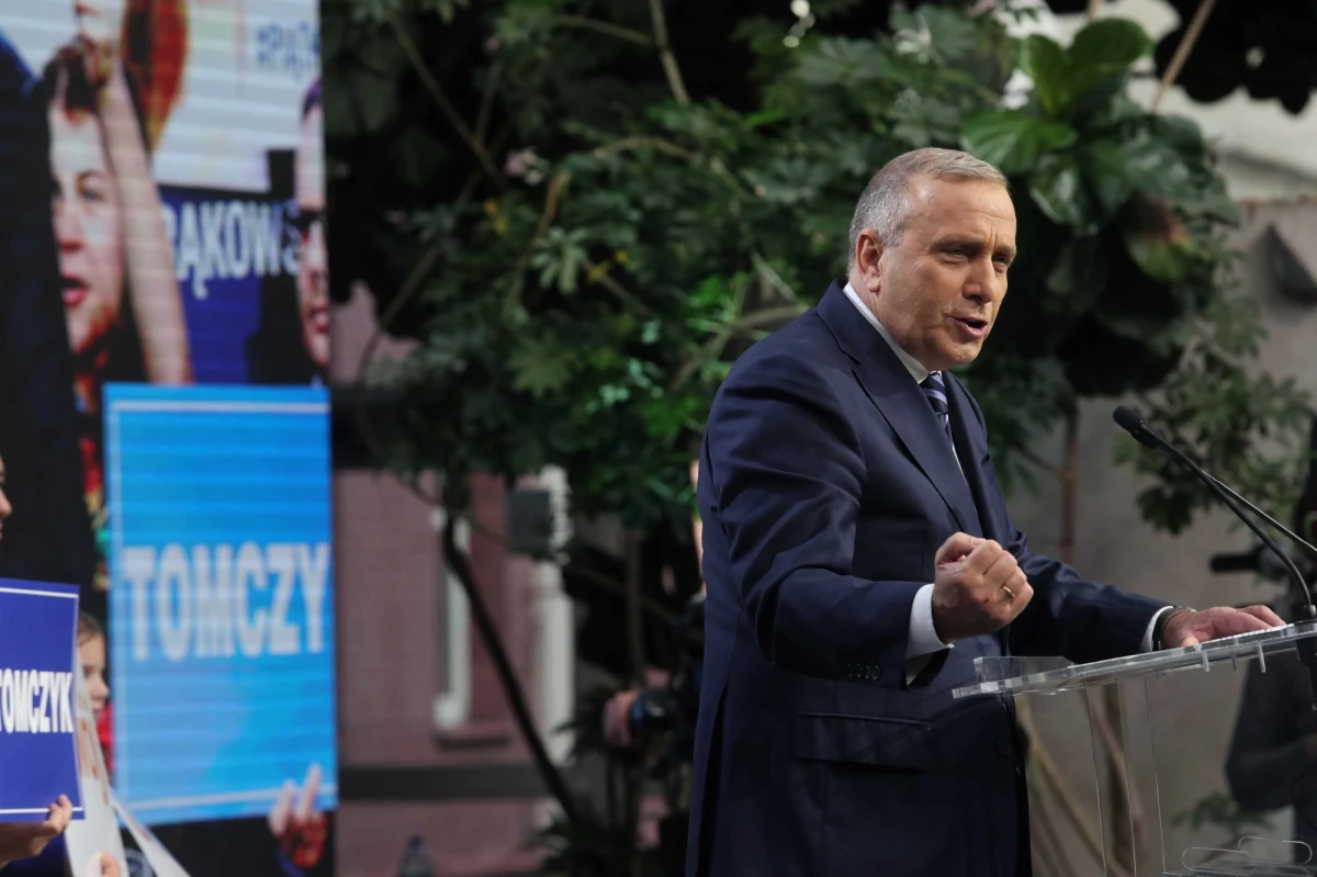 Grzegorz Schetyna w tym tygodniu będzie rozmawiał z liderami Polskiego Stronnictwa Ludowego i Sojuszu Lewicy Demokratycznej - dowiedział się reporter RMF FM. Spotkanie będzie dotyczyło współpracy w Senacie i negocjacji w sprawie wyboru marszałka izby wyższej parlamentu. 