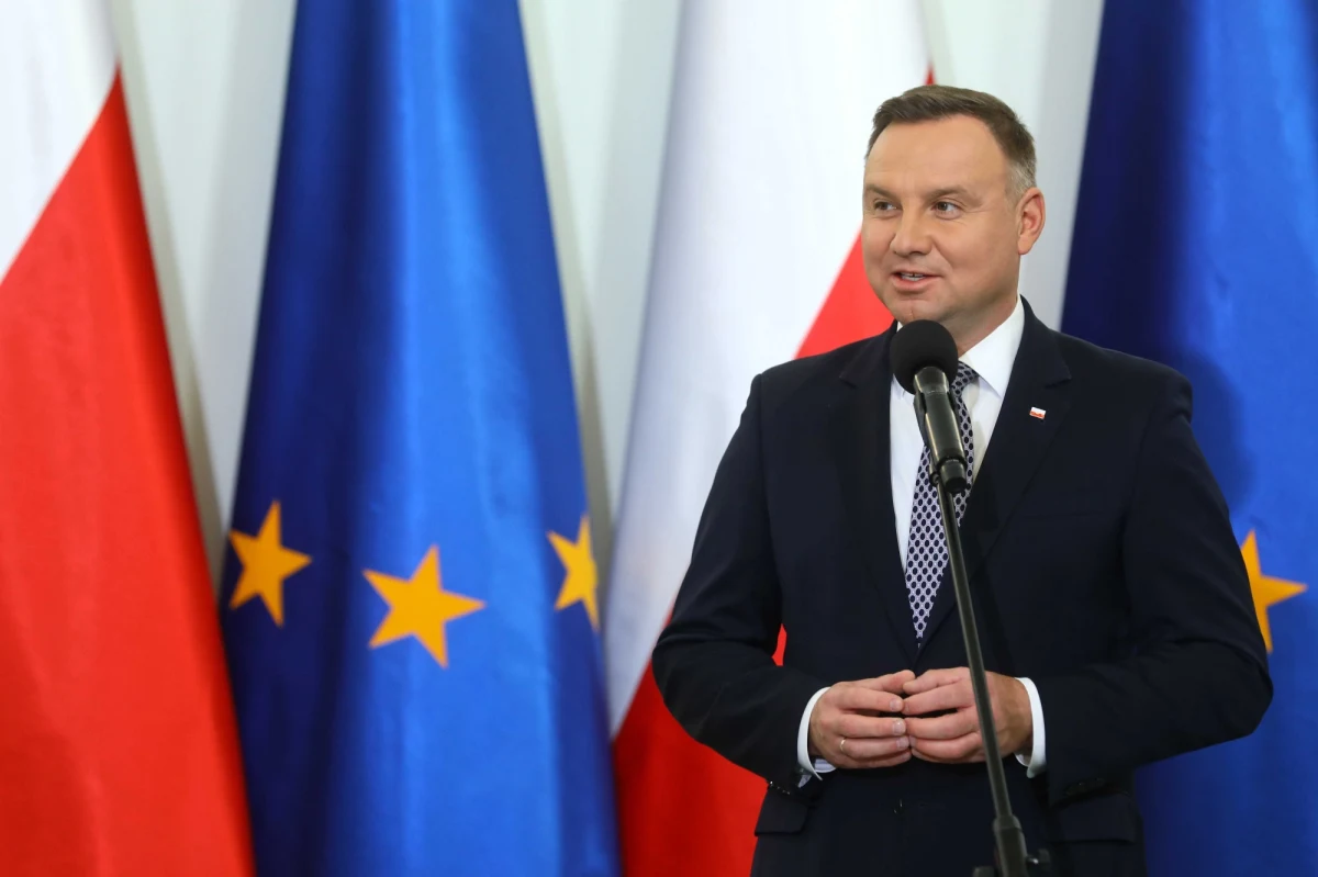 Prezydent Andrzej Duda skierował do Trybunału Konstytucyjnego w trybie kontroli prewencyjnej ustawę ws. jawności majątku rodzin najważniejszych urzędników państwowych - powiedział PAP w poniedziałek rzecznik prezydenta Błażej Spychalski. Andrzej Duda zrobił to przed jej podpisaniem, co oznacza, że ustawa nie wejdzie w życie przed zbadaniem przez Trybunał.