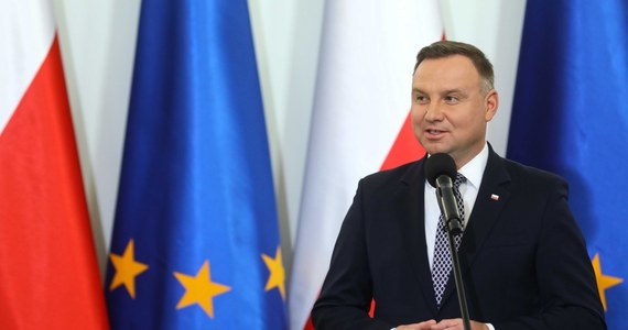 Prezydent Andrzej Duda skierował do Trybunału Konstytucyjnego w trybie kontroli prewencyjnej ustawę ws. jawności majątku rodzin najważniejszych urzędników państwowych - powiedział PAP w poniedziałek rzecznik prezydenta Błażej Spychalski. Andrzej Duda zrobił to przed jej podpisaniem, co oznacza, że ustawa nie wejdzie w życie przed zbadaniem przez Trybunał.