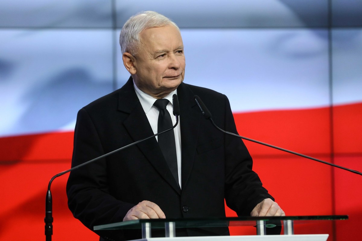 Dostaliśmy zawiadomienie z Prokuratury Okręgowej w Warszawie o odmowie wszczęcia śledztwa ws. budowy tzw. dwóch wież w centrum Warszawy; na odmowie wszczęcia śledztwa widnieje data 11 października, czyli piątek, przed wyborami - oświadczyli posłowie PO-KO. Rzecznik Prokuratury Okręgowej w Warszawie prokurator Łukasz Łapczyński potwierdził, że prokurator 11 października odmówił wszczęcia śledztwa ws. z zawiadomienia austriackiego biznesmena Geralda Birgfellnera. Według warszawskiej prokuratury okręgowej, "zgromadzony i skrupulatnie przeanalizowany (...) materiał dowodowy jednoznacznie wykazał, że nie zaszły jakiekolwiek okoliczności wskazujące na uzasadnione podejrzenie popełnienia przestępstwa oszustwa na szkodę austriackiego biznesmena".