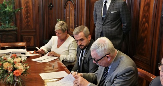 283 mln 176 tys. zł zapłaci gmina Kraków za teren i budynki w centrum miasta opuszczane przez Szpital Uniwersytecki na tzw. ”Wesołej”. W poniedziałek podpisana została umowa warunkowa w tej sprawie.