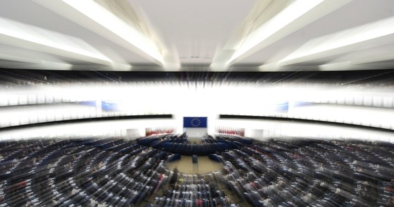 W poniedziałek w Parlamencie Europejskim w Strasburgu odbędzie się debata dotycząca edukacji seksualnej w Polsce. Wniosek w tej sprawie złożyła grupa socjalistów i demokratów, a PE zgodził się w głosowaniu na zorganizowanie debaty. W ubiegłym tygodniu, przypomnijmy, polski Sejm opowiedział się za dalszymi pracami nad obywatelskim projektem zmian w prawie, przygotowanym przez inicjatywę "Stop pedofilii", który m.in. zakłada wprowadzenie kary więzienia za "propagowanie lub pochwalanie podejmowania przez małoletniego obcowania płciowego lub innej czynności seksualnej". Według przeciwników projektu, doprowadzi on do faktycznego zakazania w Polsce edukacji seksualnej.