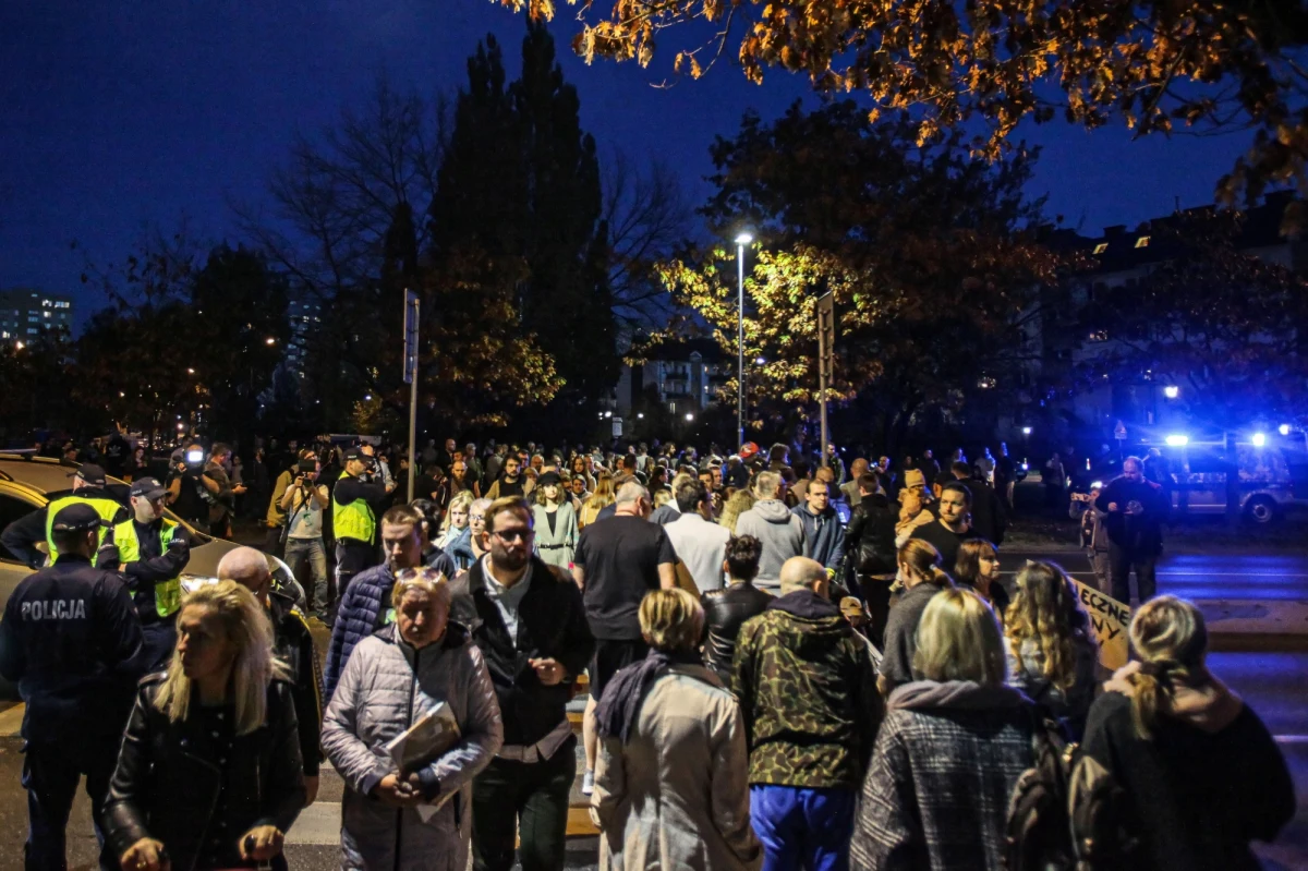 ​Kilkaset osób wzięło udział w wieczornym u proteście na ul. Sokratesa na stołecznych Bielanach, gdzie w niedzielę doszło do wypadku, w którym zginął 33-letni mężczyzna. Protestujący domagają się od władz miasta poprawy bezpieczeństwa przy przejściach dla pieszych.