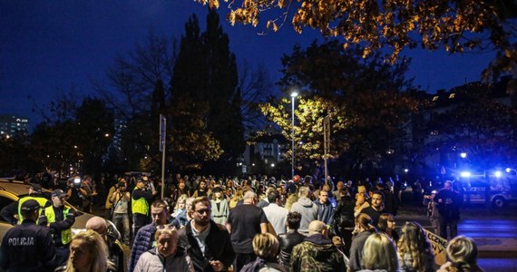 ​Kilkaset osób wzięło udział w wieczornym u proteście na ul. Sokratesa na stołecznych Bielanach, gdzie w niedzielę doszło do wypadku, w którym zginął 33-letni mężczyzna. Protestujący domagają się od władz miasta poprawy bezpieczeństwa przy przejściach dla pieszych.