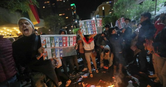 Według opublikowanych z 24-godzinnym opóźnieniem niepełnych wyników niedzielnych wyborów prezydenckich w Boliwii, zwyciężył w nich obecny prezydent Juan Evo Morales, ale z przewagą, która może okazać się niewystarczająca, aby nie doszło do drugiej tury. Wyników wyborów nie uznał kandydat opozycji Carlos Mesa, a jego zwolennicy wyszli na ulicę protestować przeciwko rzekomym fałszerstwom wyborczym.