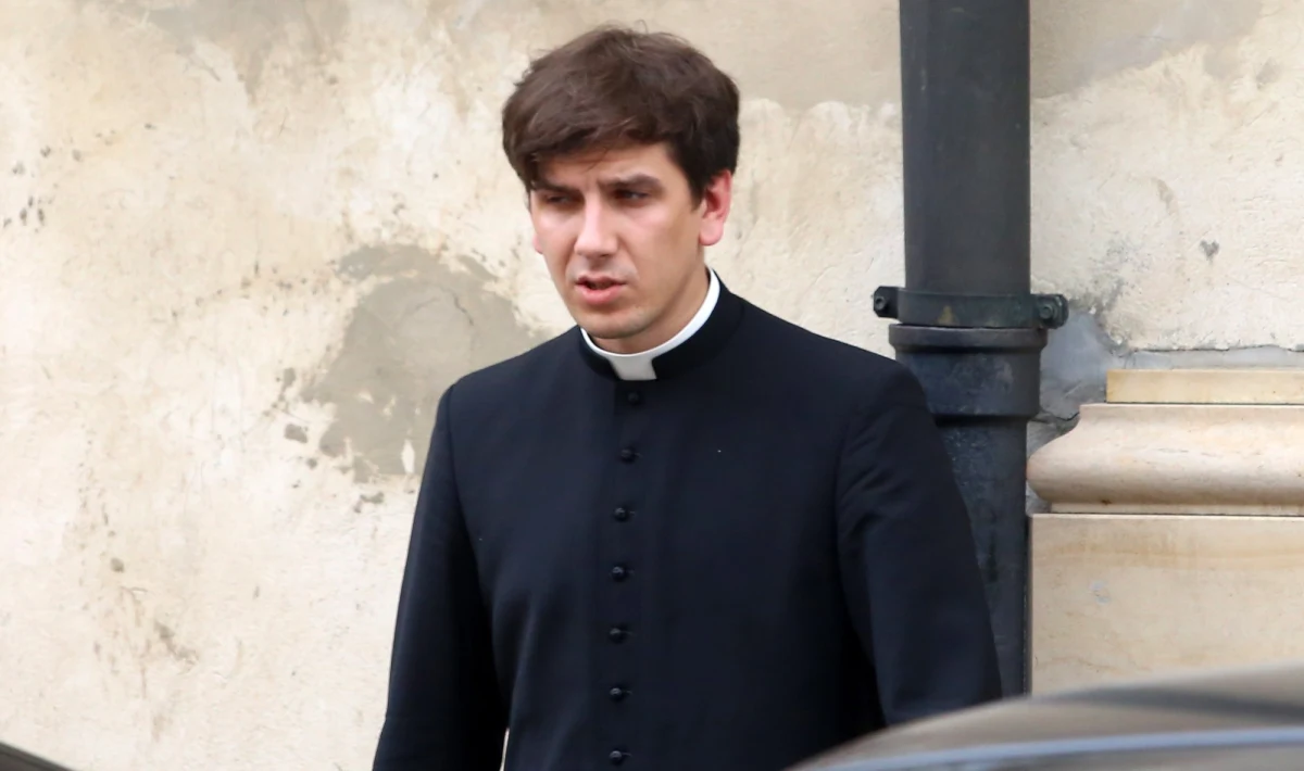 ​Ksiądz Tymoteusz Szydło, Błażej Szydło i jego małżonka wystosowali specjalne pismo do dziennikarzy, w którym proszą o uszanowanie prywatności. "To wszystko odbija się negatywnie na naszym życiu" - zaznaczają.