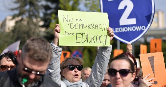 ​Strajk włoski organizowany przez Związek Nauczycielstwa Polskiego łapie zadyszkę. Jak dowiedział się nieoficjalnie reporter RMF FM możliwe, że start protestu zostanie znowu przełożony. W siedzibie Związku ma zebrać się zarząd główny, który podejmie decyzję w tej sprawie.