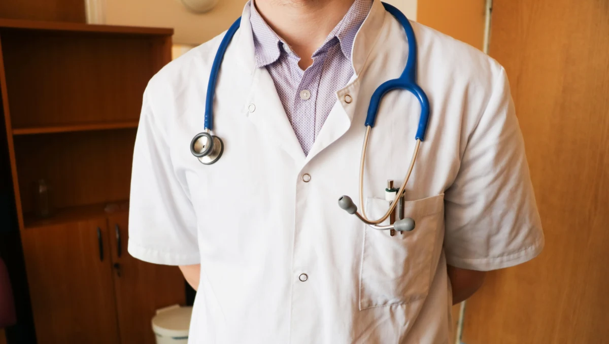 Ma 23 lata, pochodzi z Grudziądza i twierdzi, że jest radiologiem. Próbuje się zatrudnić w szpitalach w Poznaniu i Warszawie. Posługuje się dyplomem uczelni medycznej w Marsylii. Jego wiedza i umiejętności zaczynają jednak budzić wątpliwości współpracujących z nim lekarzy. Sprawa trafia do prokuratury. Przedstawiamy historię dziennikarskiego śledztwa RMF FM.