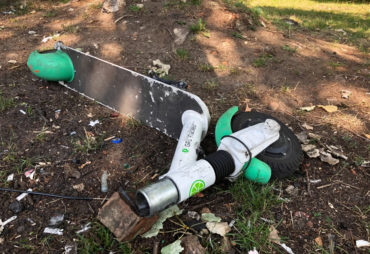 Kilkadziesiąt hulajnóg dziennie usuwają miejskie służby z ulic, czy ścieżek rowerowych w Krakowie. Często hulajnogi zostawiane są w miejscach, w których zagrażają bezpieczeństwu pieszych, kierowców, czy rowerzystów. 