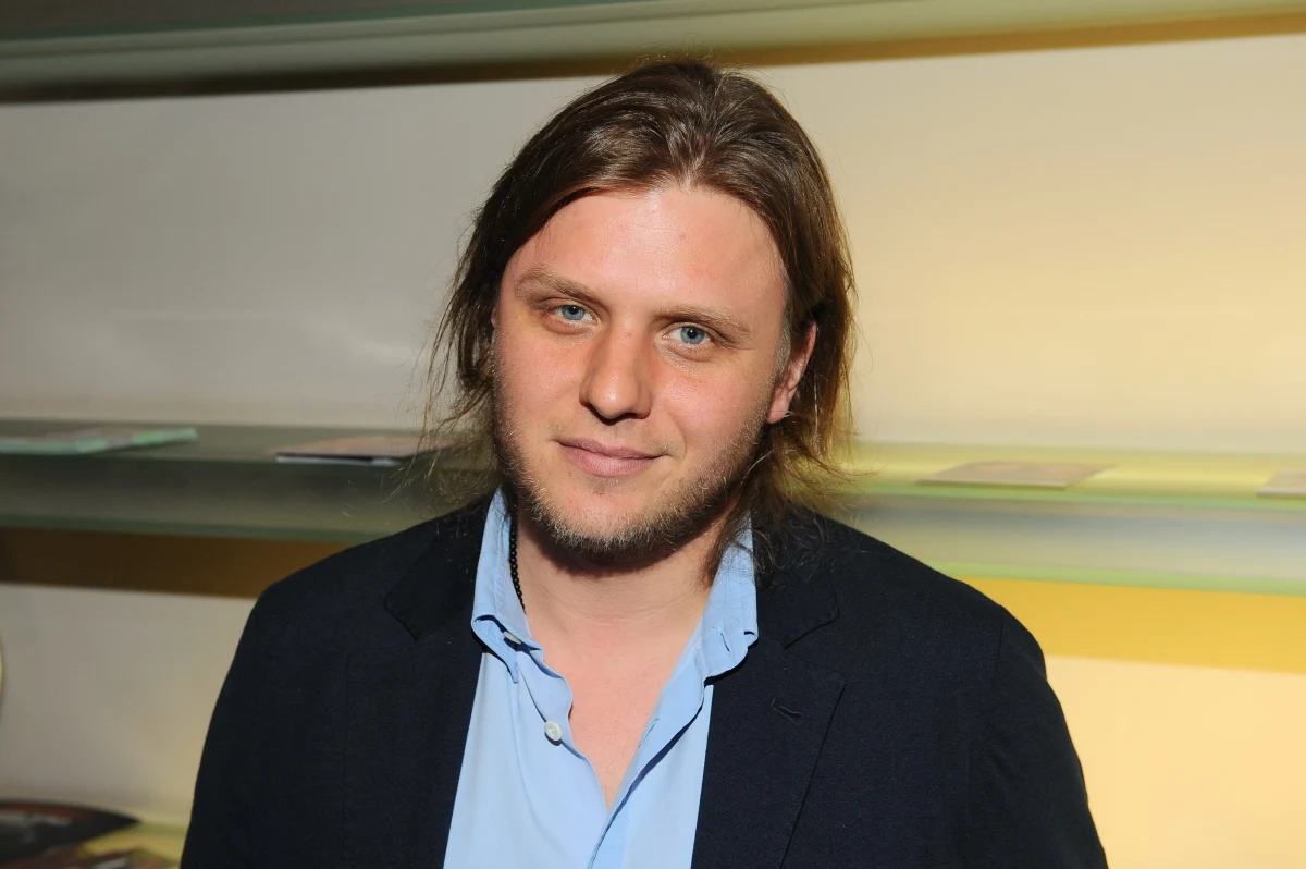 Powiatowy inspektor nadzoru budowlanego w Giżycku stwierdził, iż grób Piotra Woźniaka-Staraka w myśl przepisów nie jest katakumbą. Wójt gminy Giżycko i powiatowy sanepid w Giżycku zastanawiają się nad dalszym działaniem w tej sprawie.