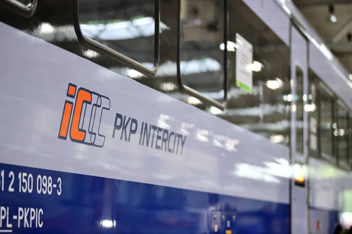 "W nocy z soboty na niedzielę w związku ze zmianą czasu z letniego na zimowy, 17 pociągów PKP Intercity zatrzyma się na godzinny postój na najbliższej stacji, aby dotrzeć do celu zgodnie z obowiązującym rozkładem jazdy" - informuje spółka w komunikacie. W najbliższy weekend (w nocy z 26 na 27 października) wskazówki przesuniemy o godzinę do tyłu, co oznacza dłuższy sen.