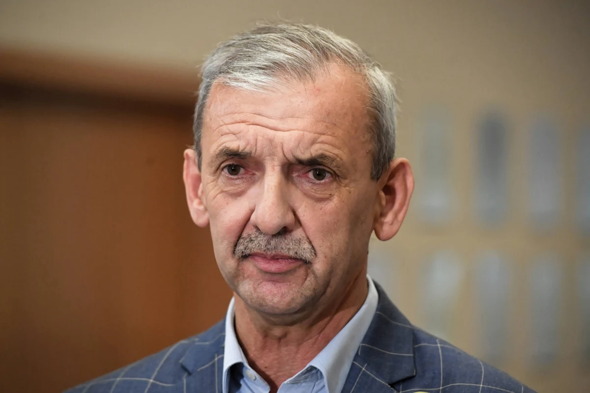 Rozpoczynamy akcję protestacyjną, podczas której nauczyciele będą wykonywać tylko czynności opisane w przepisach prawa oświatowego - ogłosił prezes Związku Nauczycielstwa Polskiego Sławomir Broniarz. Jak podał, tzw. protest włoski ma być bezterminowy. Równocześnie przyznał, że "w niektórych szkołach akcja może zacząć się za miesiąc, a nawet później".