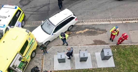 Pięć osób potrącił w Oslo kierowca jadący skradzioną karetką pogotowia - poinformowała norweska policja. Funkcjonariusze otworzyli ogień do sprawcy i schwytali mężczyznę. Był uzbrojony. Na razie motywy jego działania nie są znane. Policja twierdzi jednak, że nic nie wskazuje na to, by był to zamach terrorystyczny.