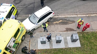 Oslo: Uzbrojony napastnik skradł karetkę. Potrącił kilka osób, w tym wózek z bliźniętami