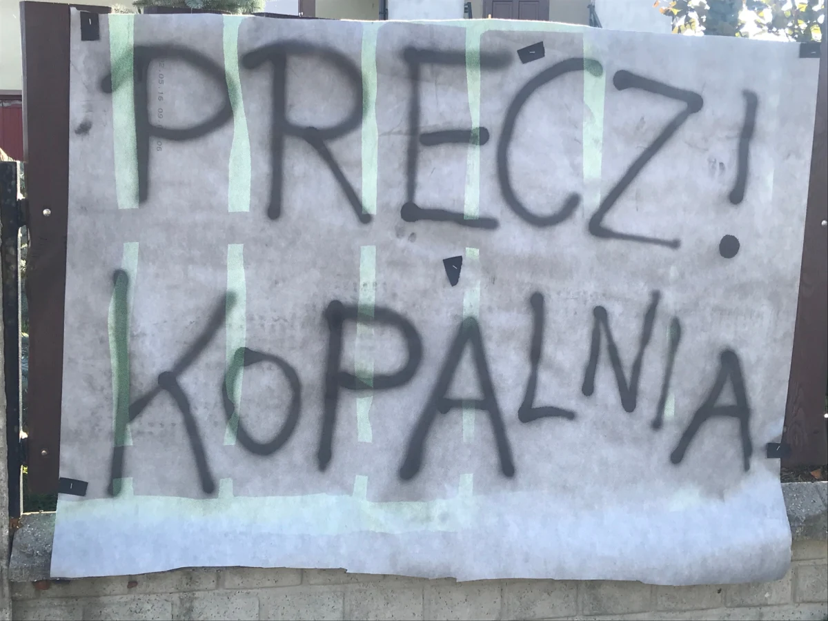 Mieszkańcy Rokitna Szlacheckiego na Jurze Krakowsko-Częstochowskiej nie zgadzają się na budowę kopalni rud, cynku i ołowiu. Według nich - inwestycja - może doprowadzić do degradacji środowiska. Na wielu ogrodzeniach, przydrożnych słupach, czy tablicach pojawiły się banery z hasłami przeciwko budowie. 