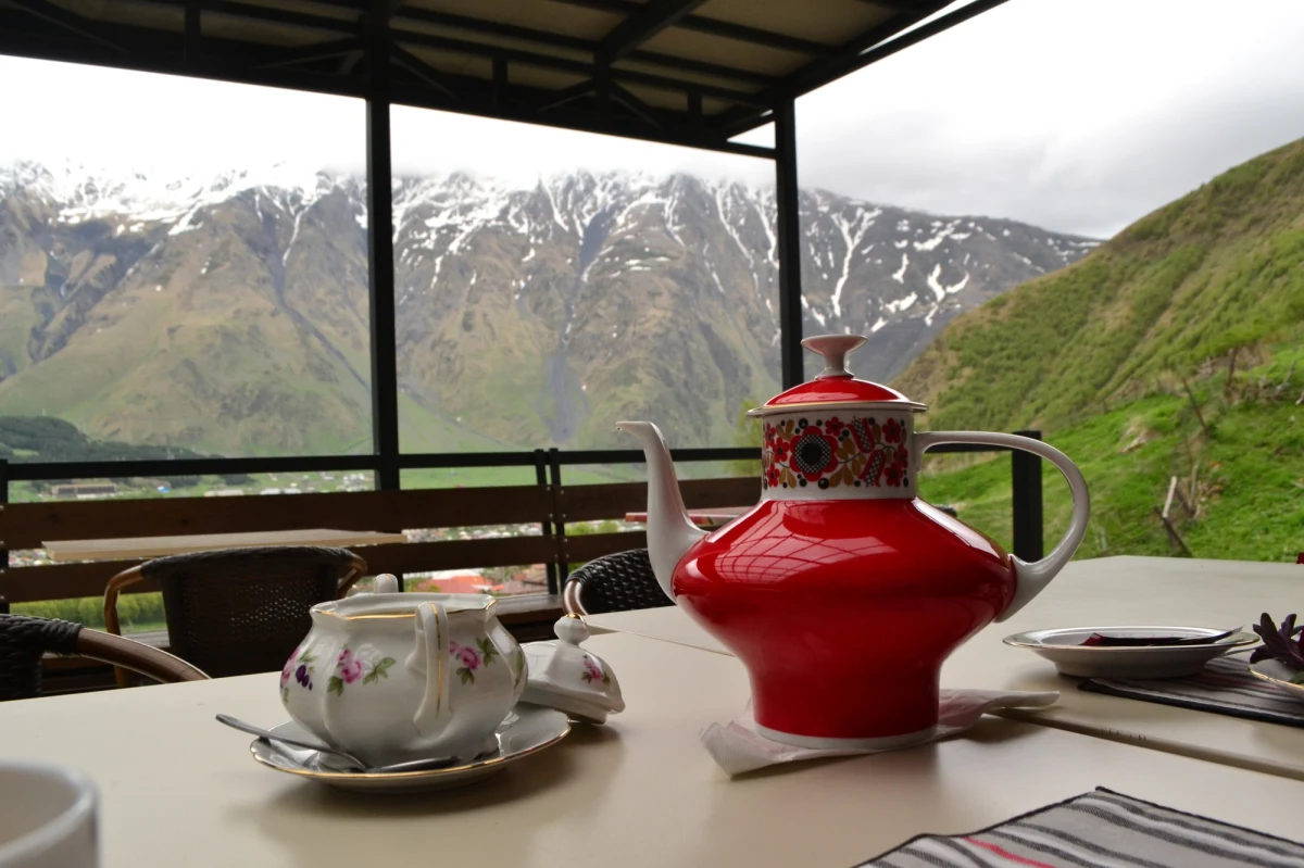 Rekomendowany przez wicepremiera Jarosław Gowin na stanowisko wiceministra odpowiedzialnego za turystykę Andrzej Gut-Mostowy zapowiedział, że będzie zabiegał o wprowadzenie bonów wakacyjnych nazwanych "500 plus dla turystyki".