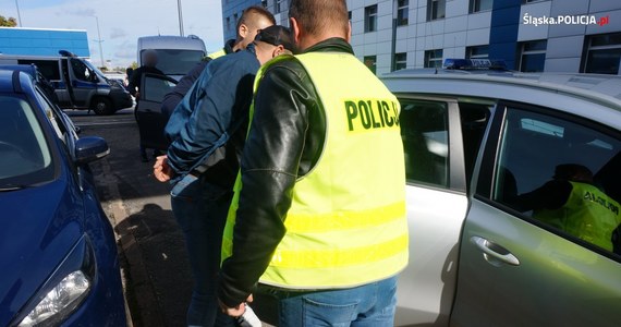 Najpierw porwanie w centrum Katowic, a potem próba wymuszenia podpisania umowy. Śląscy policjanci zatrzymali w tej sprawie 3 mężczyzn. W poszukiwaniach brali udział funkcjonariusze z Katowic, Będzina i Jaworzna.