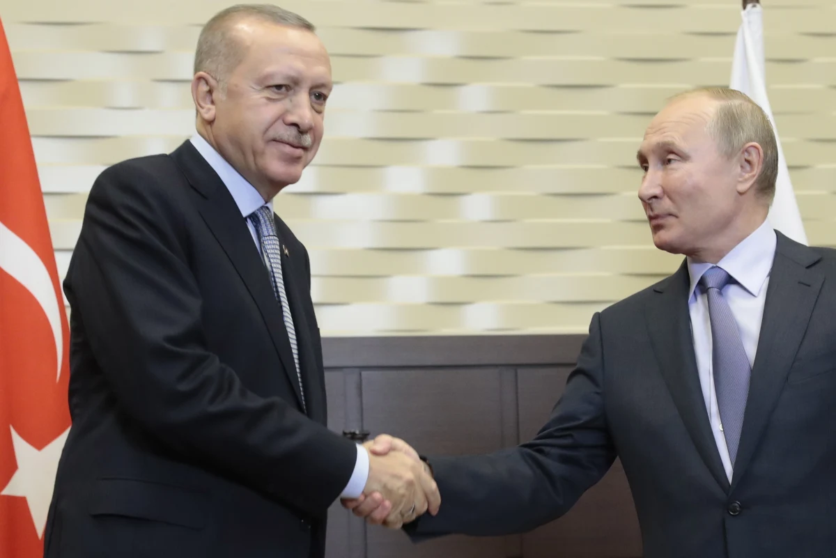 "Wszyscy zdajemy sobie sprawę, że sytuacja w regionie jest bardzo ostra" - oświadczył prezydent Rosji Władimir Putin, rozpoczynając w Soczi rozmowy z przywódcą Turcji Recepem Tayyipem Erdoganem na temat Syrii. Ten ostatni stwierdził z kolei, że spotkanie "niewątpliwie" doprowadzi do zapewnienia w regionie pokoju.