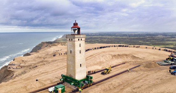 Przez wiele lat fale morskie centymetr po centymetrze, metr po metrze uszczuplały skarpę w Lønstrup w północnej Jutlandii w Danii. Linia brzegowa skurczyła się tak niebezpiecznie, że symbolowi regionu, 120-letniej latarni morskiej Rubjerg Knude groziło zawalenie. Dziś wysoka na 23 metry i ważąca 700 ton budowla została przeniesiona w głąb lądu.