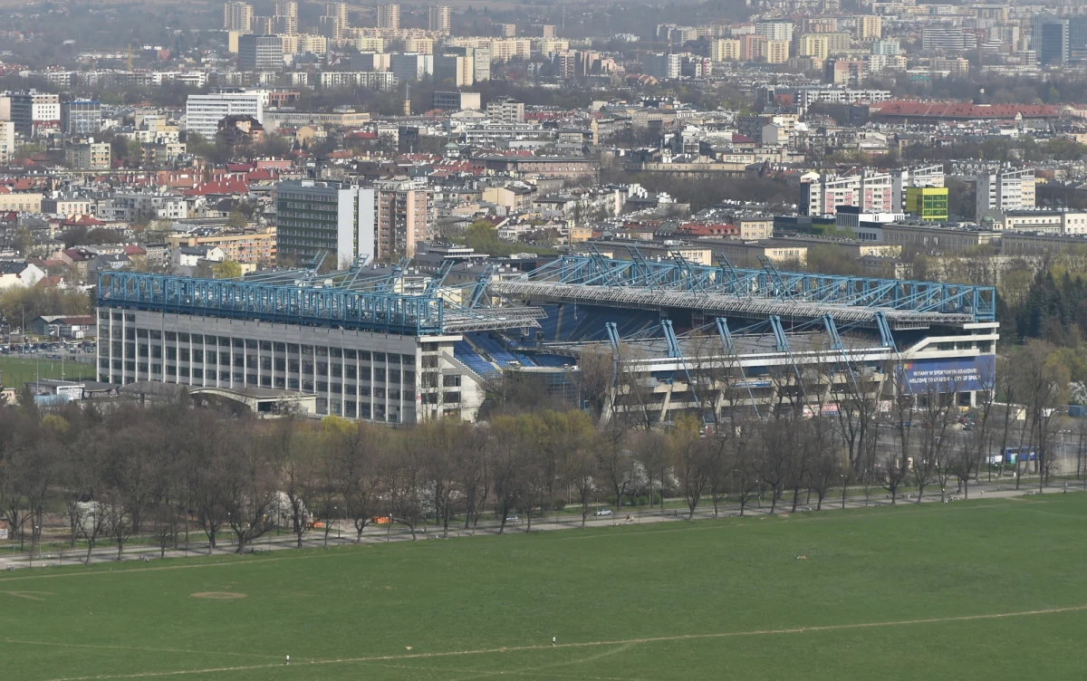 Wisła Kraków zmniejszyła prawie o 1,7 miliona złotych swoje zadłużenie wobec gminy miejskiej Kraków za wynajmem stadionu, na którym rozgrywa mecze piłkarskiej ekstraklasy. Środki na ten cel były zabezpieczone cesją z tytułu sprzedaży praw medialnych.