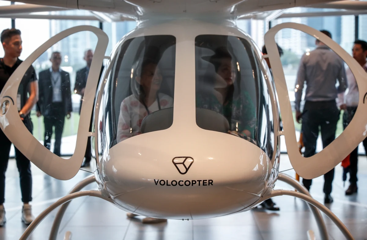 Elektryczny pojazd pionowego startu i lądowania firmy Volocopter wykonał próbny lot nad zatoką Marina Bay w Singapurze. Niemiecka firma jest wśród ponad 100 przedsiębiorstw pracujących nad latającymi taksówkami, które mają wozić pasażerów bez pilota.