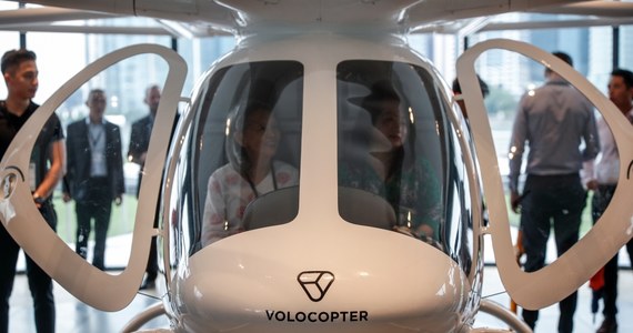 Elektryczny pojazd pionowego startu i lądowania firmy Volocopter wykonał próbny lot nad zatoką Marina Bay w Singapurze. Niemiecka firma jest wśród ponad 100 przedsiębiorstw pracujących nad latającymi taksówkami, które mają wozić pasażerów bez pilota.