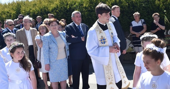 "Ataki na Beatę Szydło i jej najbliższych są haniebne i absolutnie niedopuszczalne" - podkreślił Mateusz Morawiecki. Wpis na Twitterze opublikował kilka godzin po tym, jak pełnomocnik syna byłej szefowej rządu, ks. Tymoteusza Szydło, wydał oświadczenie, w którym stwierdził m.in., że "całkowicie nieprawdziwa jest informacja, że ksiądz Tymoteusz został ojcem".