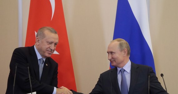Turcja i Rosja osiągnęły porozumienie przewidujące wycofanie się syryjskich bojowników kurdyjskich na odległość ponad 30 km od granicy z Turcją w północno-wschodniej Syrii w ciągu 150 godzin - taką informację przekazał po spotkaniu z rosyjskim przywódcą Władimirem Putinem prezydent Turcji Recep Tayyip Erdogan.