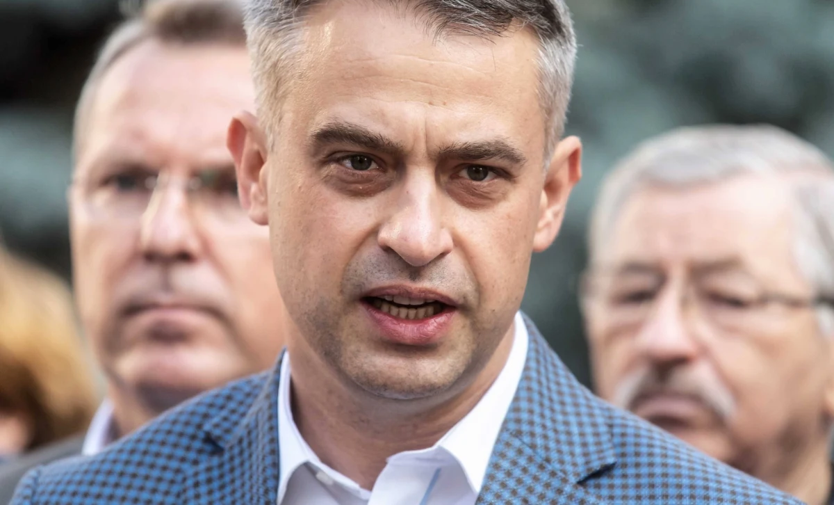 Wiosna i SLD w Sejmie to będzie związek partnerski, w którym będzie panowało równouprawnienie - ocenił na łamach środowego "DGP" sekretarz generalny Wiosny Krzysztof Gawkowski. Wyraził też podgląd, że do wyborów prezydenckich musi stanąć wspólny kandydat lewicy.