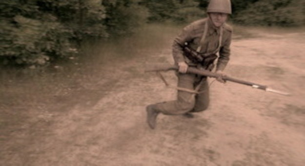 Dzień 1 września 1939 roku pod Tychami stał pod znakiem bitwy granicznej, która tego pierwszego dnia wojny nie została rozstrzygnięta. Niemcy rozpaczliwie szukali luki w Polskiej linii obrony i po całodziennym boju ją odnaleźli. Sztabowcy Wojska Polskiego w porę odgadli zamiary wroga, w ostatniej chwili obsadzając zagrożony odcinek. Rankiem 2 września oddziały obydwu stron zwarły się w śmiertelnym starciu na tym newralgicznym odcinku frontu, zwanym Lasem Wyrskim. Poszukiwacze Historii zagłębią się w jego ostępach, śledząc ślady jakie pozostawiła krwawa bitwa stoczona w pierwszych dniach września 1939 roku. 